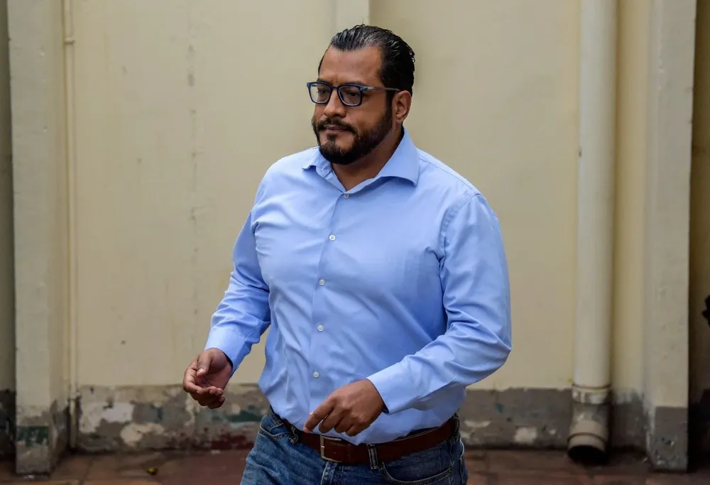 Félix Maradiaga, precandidato presidencial por la Alianza Azul y Blanco, llega a la Fiscalía para una citación del Ministerio Público, el 8 de junio de 2021