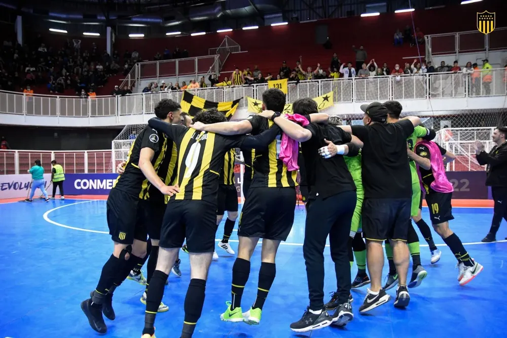 El festejo de Peñarol ante Barracas Central