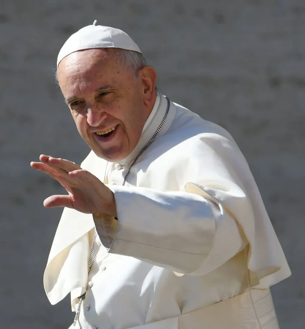 El Papa Francisco saluda a los niños al final de su audiencia general semanal en el auditorio Pablo VI.
