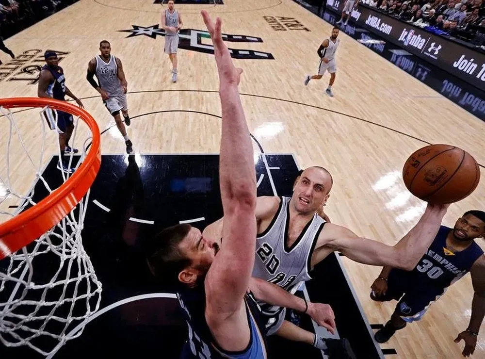 Marc Gasol intenta contener a Manu Ginobili