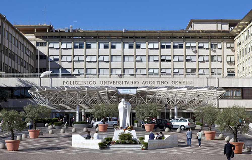 El frente del Hospital Gemelli, donde se encuentra ingresado el sumo Pontífice.