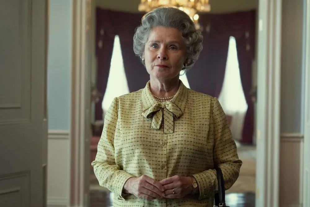 Imelda Staunton como la reina Isabel