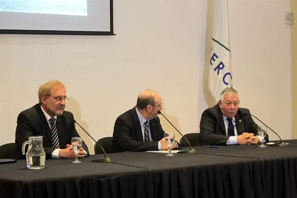 Ricardo Vairo, presidente de la FUBB, Alfredo Etchandy, de la Secretaría Nacional de Deporte, y Alberto García, de FIBA.