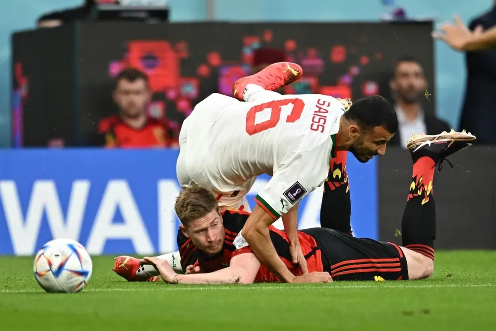 Romain Ghanem Saiss encima de las ilusiones de De Bruyne