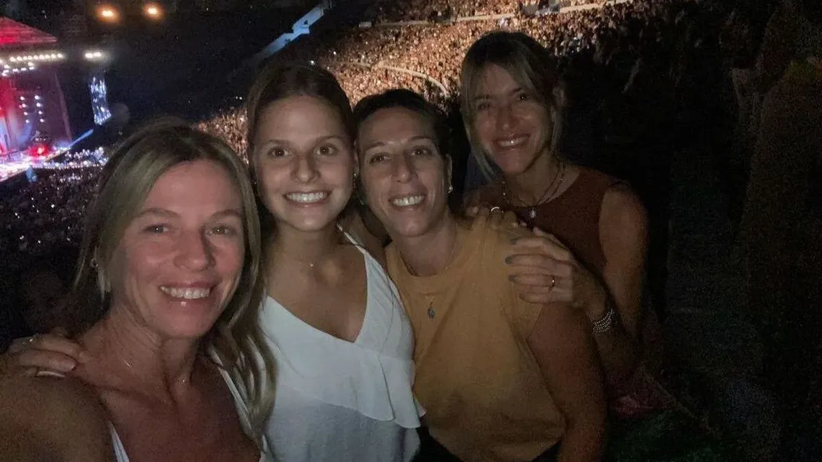 Lorena Ponce de León fue con su hija a ver a Arjona en la tribuna del