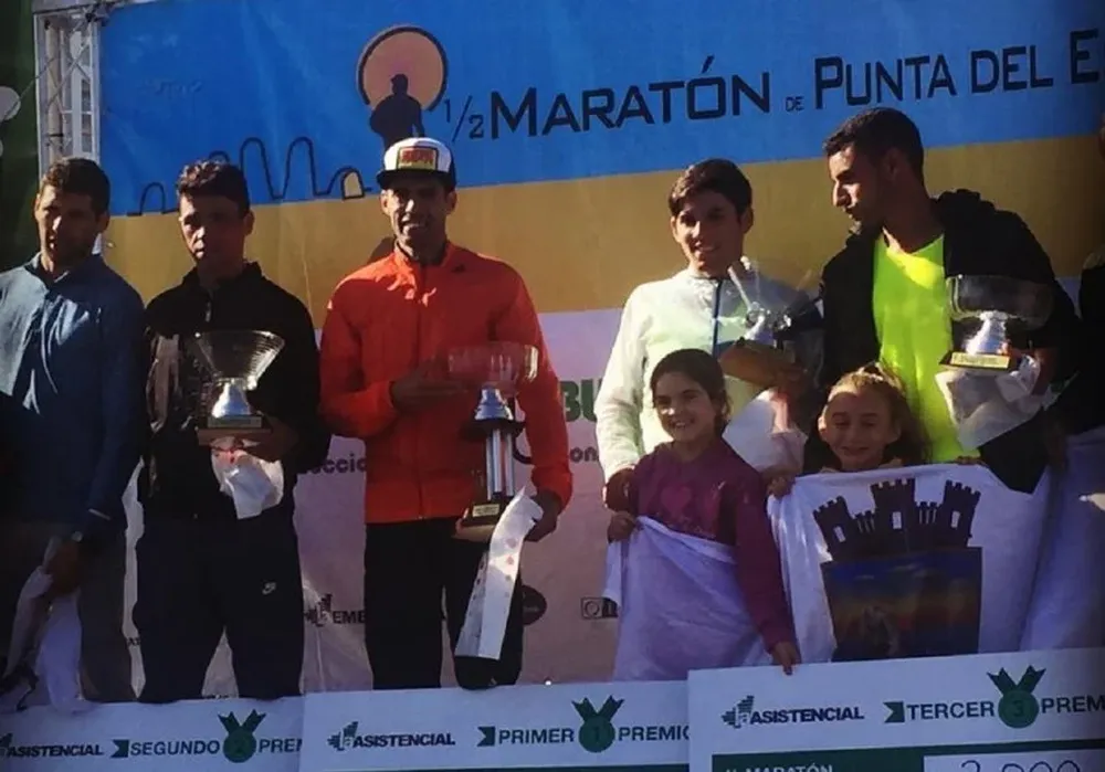 Gardiol, de rojo, con el trofeo en Punta del Este