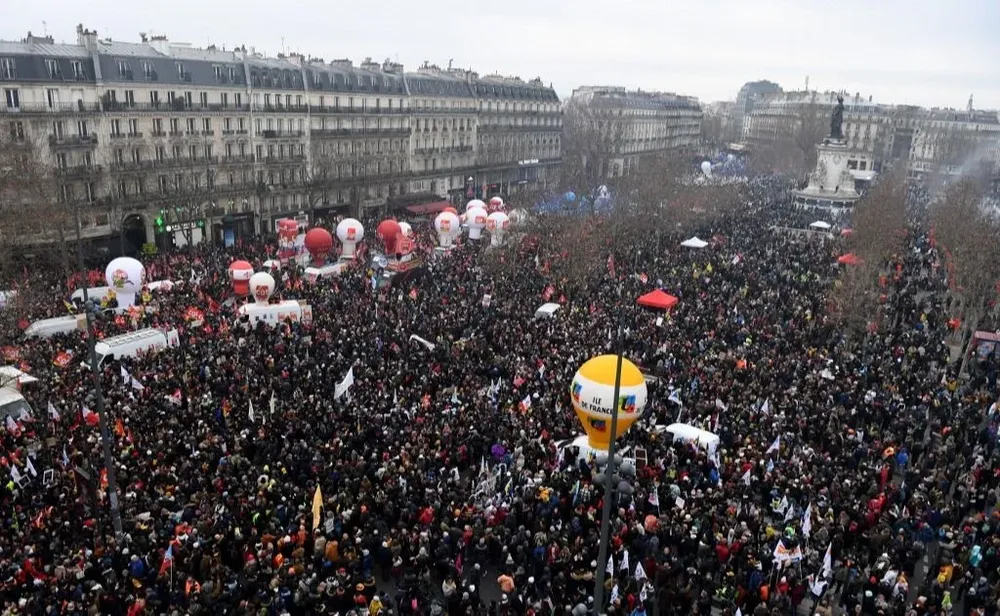 decenas de miles de manifestantes marcharon por la ciudad desde la Place de la République durante la tardedecenas de miles de manifestantes marcharon por la ciudad desde la Place de la République durante la tarde