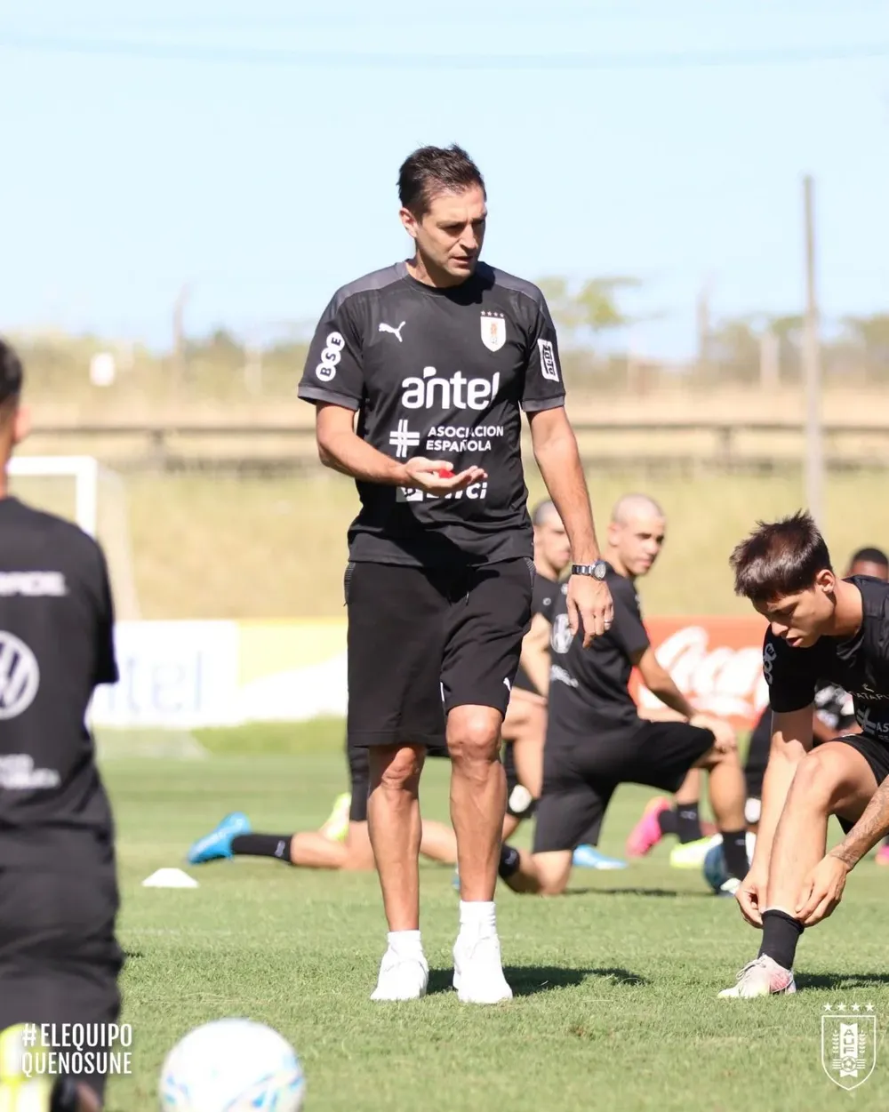 Alonso en el Complejo con juveniles en cancha