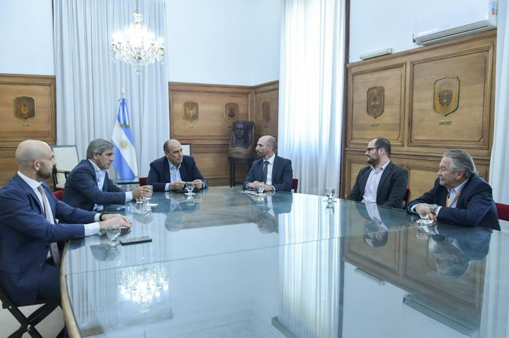 Luis Caputo, Guillermo Francos y Franco Mogetta reunidos con el asesor CEO de GOL Airlines
