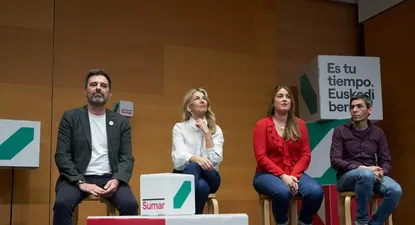 El candidato de Sumar por Guipúzcoa, Andeka Larrea, la vicepresidenta segunda y ministra de Trabajo y Economía Social, Yolanda Díaz, la candidata de Sumar a Lehendakari, Alba García, y el candidato de Sumar por Vizcaya, Jon Hernández, durante un acto de campaña de Sumar.