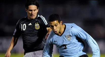 Lionel Messi ante Walter Gargano en un partido entre Uruguay y Argentina