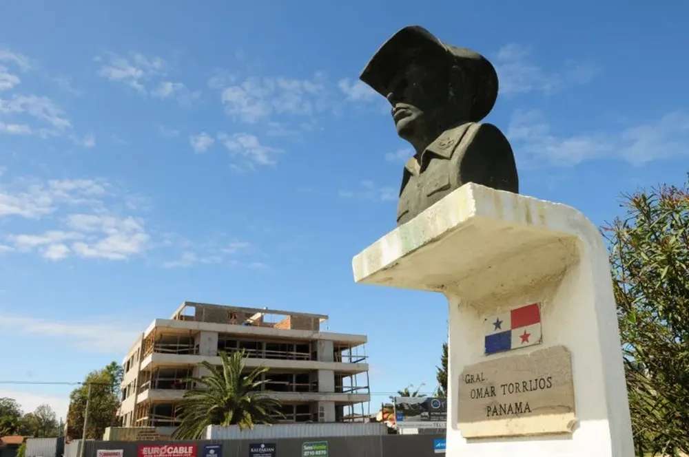 La estatua del panameño Omar Torrijos es una de las dos que se conservan completas