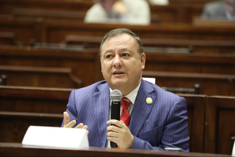 Juan Zapata, ministro de Interior de Ecuador informó que la policía decomisó 14 toneladas de droga y detuvo a 28 personas