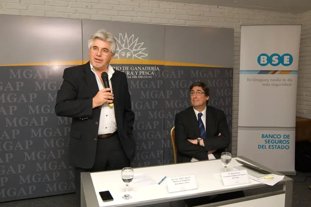 Tabaré Aguerre y Mario Castro en el stand del BSE en la Rural