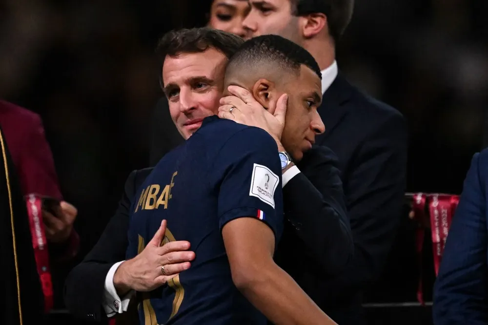 El abrazo de Macron a Mbappé
