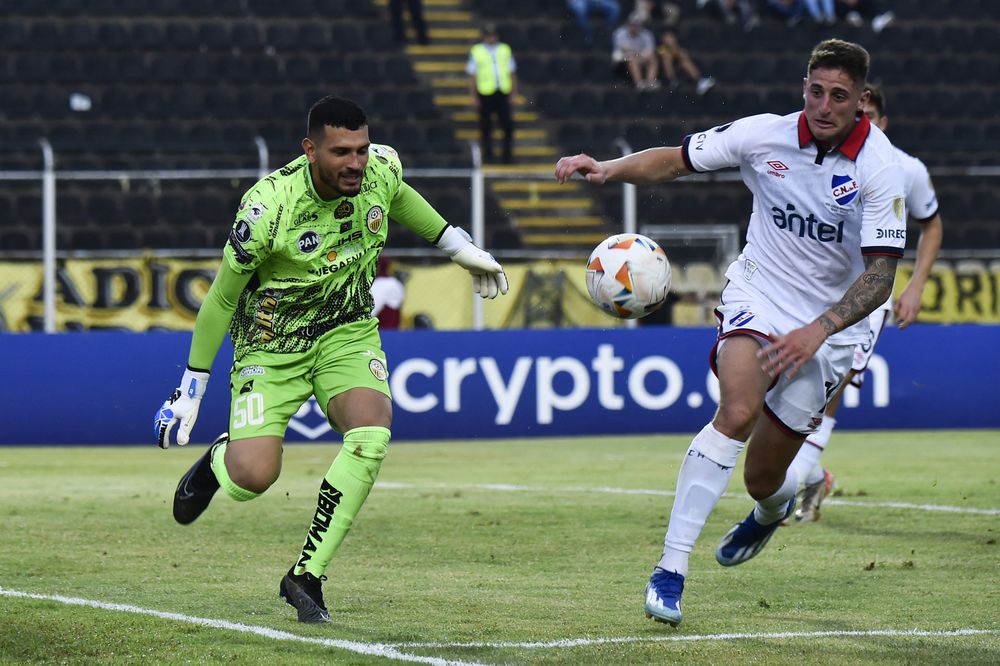 Jesús Camargo, el arquero de Táchira, corre a Gastón González de Nacional