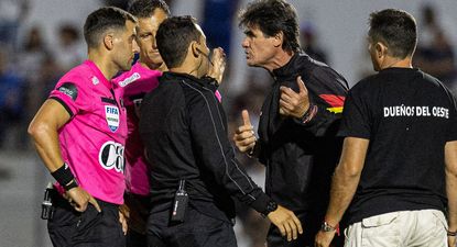 Leonel Rocco le protesta su expulsión a Gustavo Tejera, en el partido entre Progreso y Nacional