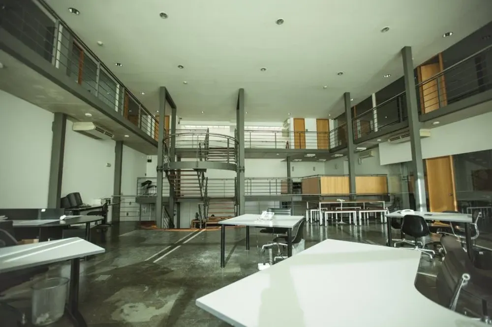 El edificio, ubicado en Américo Ricaldoni, estaba diseñado especialmente para la productora