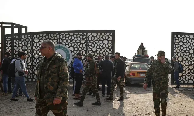 Miembros del Hashed al-Shaabi iraquí se reúnen a la entrada de su cuartel general en Bagdad al recibir la noticia de la muerte de Al Saidi.