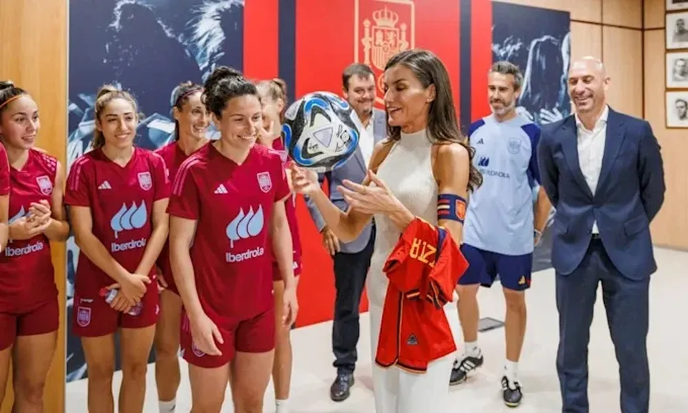 La reina Letizia con la selección de fútbol femenina