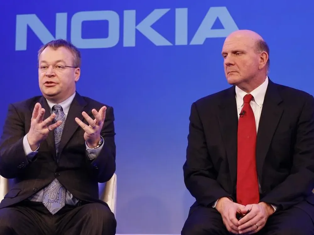 Stephen Elop, CEO de Nokia, a la izquierda, con el consejero delegado de Microsoft Steve Ballmer, hablando en Londres, según anuncia la colaboración estratégica con Microsoft, Viernes, 11 de febrero 2011