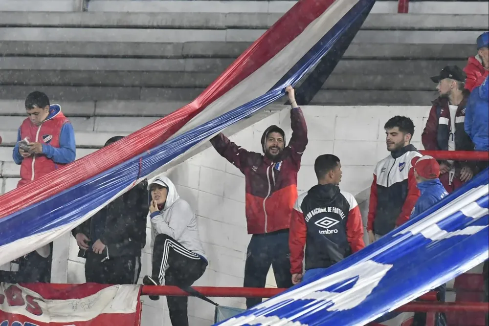 Hinchas de Nacional el lunes en el Parque, pese a la lluvia