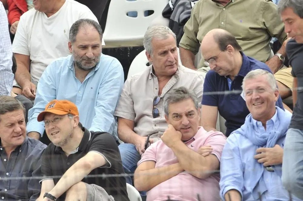 Los dirigentes de Peñarol presenciaron el partido ante Fénix, desde el palco de Jardines del Hipódromo