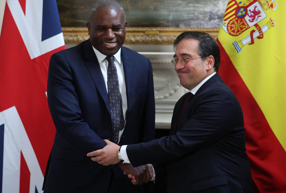 El ministro de Asuntos Exteriores de Gran Bretaña, David Lammy (izq.), se reúne con el ministro de Asuntos Exteriores de España, José Manuel Albares (der.), en Carlton House en Londres,