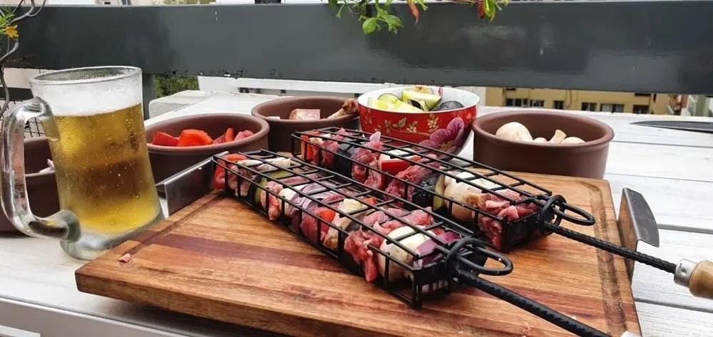  La Brochetera ingresó al mercado argentino en octubre de 2020, y en octubre de 2021 se empezó a comercializar en Uruguay