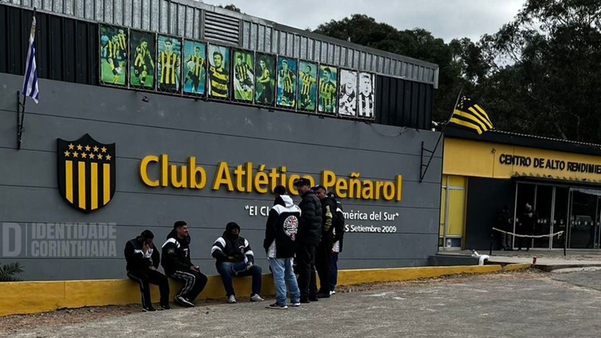 Peñarol le abrió el Centro de Alto Rendimiento de Solymar a los barras de su equipo y los de Corinthians para un ameno encuentro