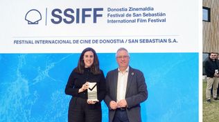 Amaia Serrulla, responsable de Sostenibilidad del Festival de San Sebastián, recibe el reconocimiento junto al diputado de Sostenibilidad Ricardo Asensio.
