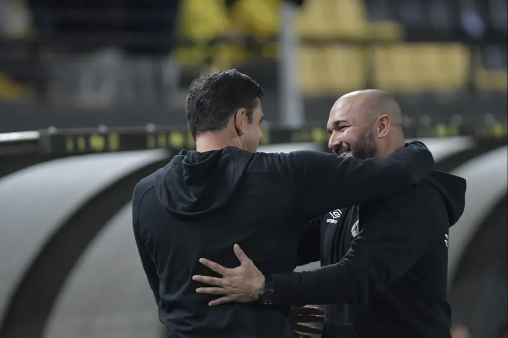 El saludo entre Larriera y Bengua