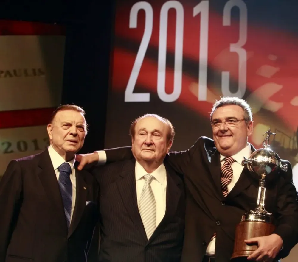 Marín, a la izquierda de Leoz y abrazado por el entonces presidente de Corinthians