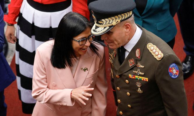 El general Padrino López cerró filas con la vicepresidenta Delcy Rodríguez, actual encargada de la presidencia venezolana.