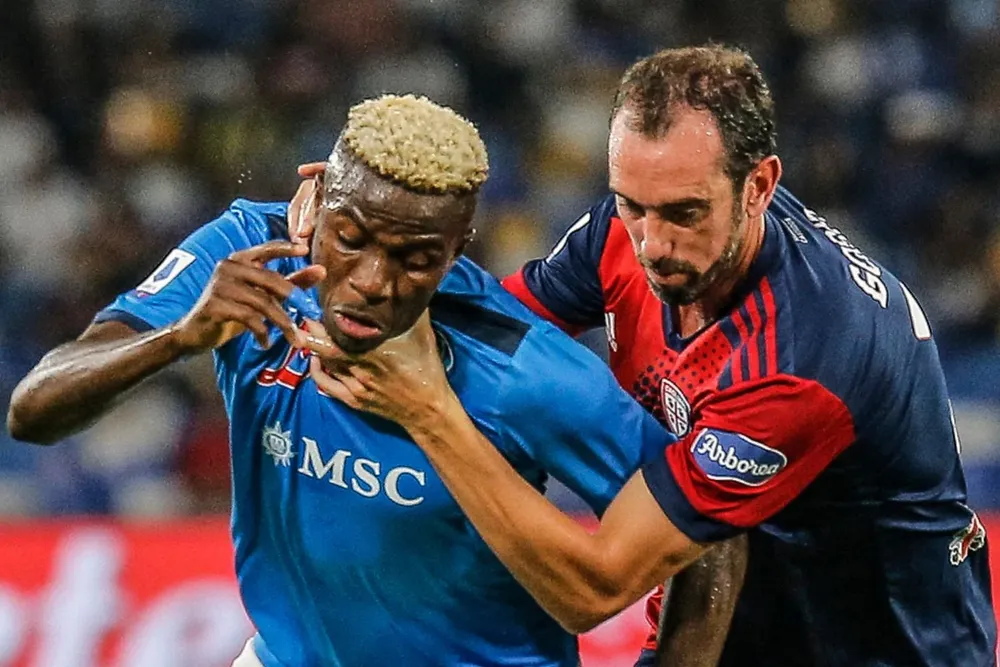 Osimhen marcado por Godín