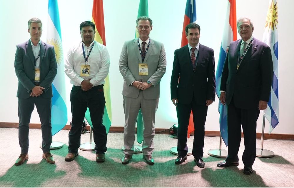 Consejo Agropecuario del Sur: Agustín Tejeda, subsecretario de Mercados Agropecuarios e Inserción Internacional de Argentina; Yamil Flores, ministro de Desarrollo Rural y Tierras de Bolivia; Carlos Fávaro, ministro de Agricultura y Ganadería de Brasil; Marcelo González, viceministro de Ganadería de Paraguay; y Fernando Mattos, ministro de Ganadería, Agricultura y Pesca de Uruguay.