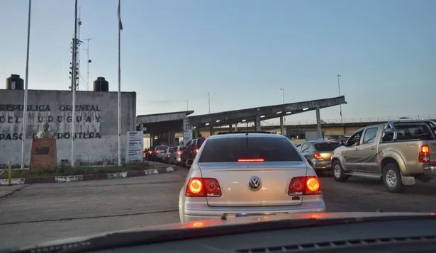 Filas de autos para cruzar la frontera en Paysandú.