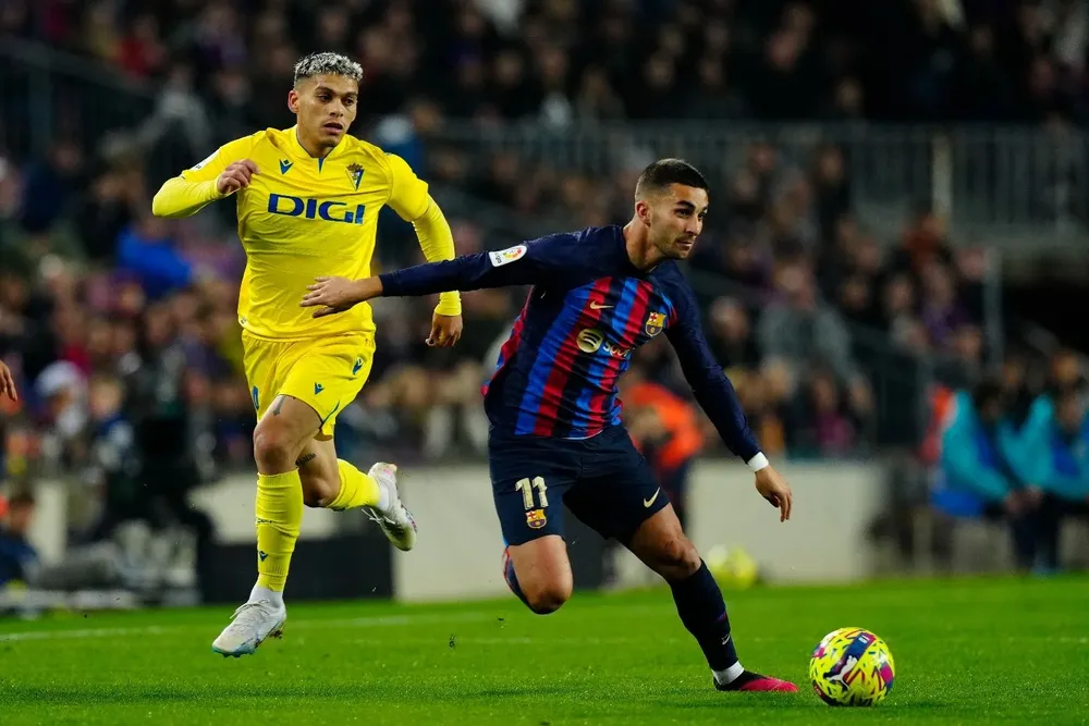 Ocampo persiguiendo a Ferrán Torres