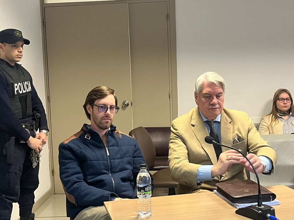 Jairo Larrarte junto a su abogado, Enrique Moller