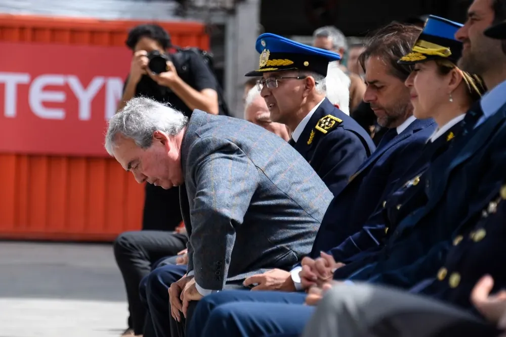 El ministro del Interior y el presidente durante una actividad. Archivo