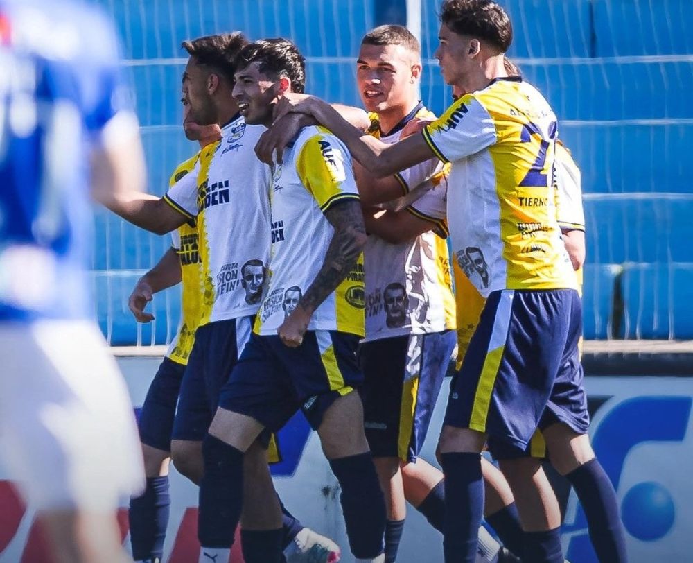 Los jugadores de Bella Vista celebran la victoria ante Juventud de Las Piedras por Copa AUF Uruguay