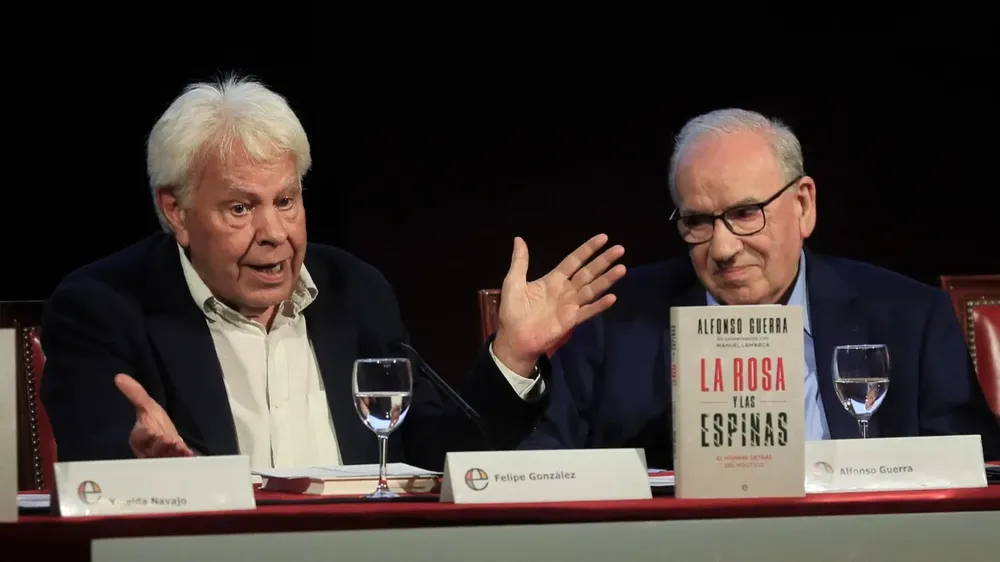 El expresidente del Gobierno Felipe González y el exvicepresidente Alfonso Guerra en la presentación del libro de este último en el Ateneo de Madrid