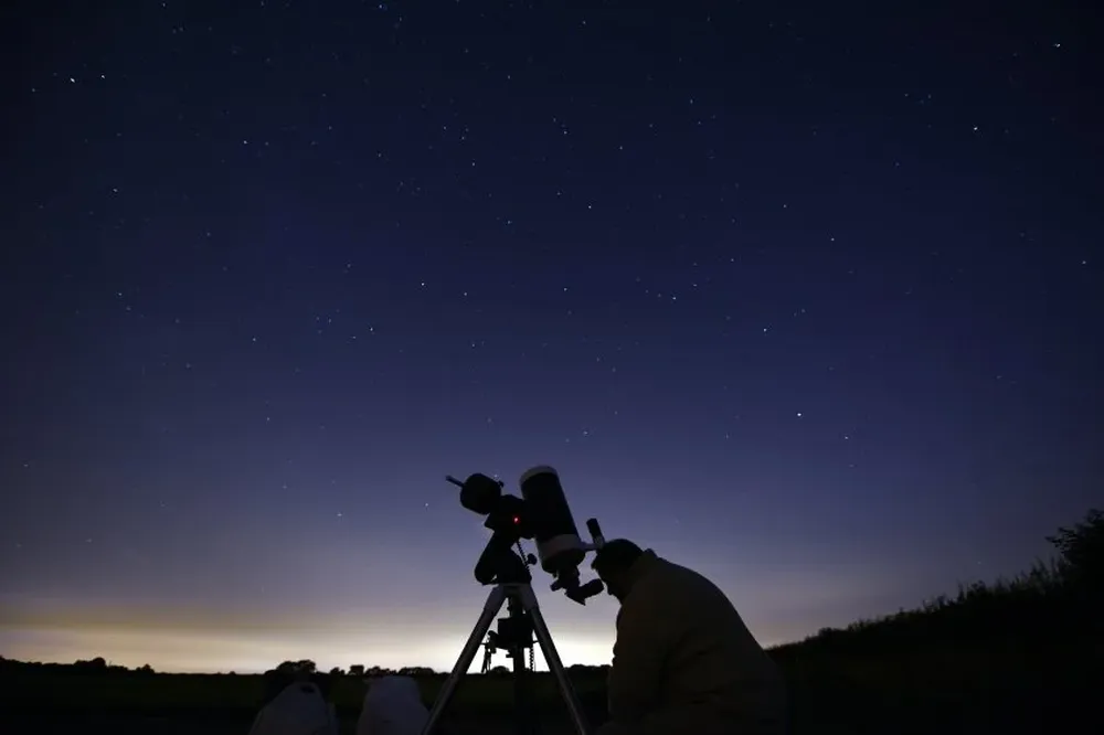 REINO UNIDO. Esperando la lluvia de meteoros Perseidas. Ocurre anualmente cuando la Tierra pasa a través de la nube de escombros dejados por el cometa Swift-Tuttle.