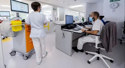 Sanitarios con mascarilla en el Hospital General Universitario Gregorio Marañón