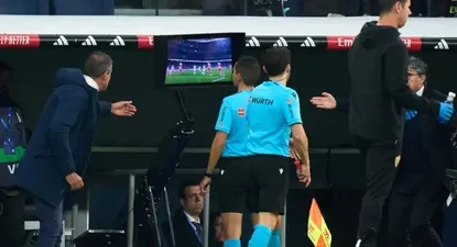Francisco José Hernández Maeso revisa una jugada en la pantalla durante el Real Madrid - Almería.
