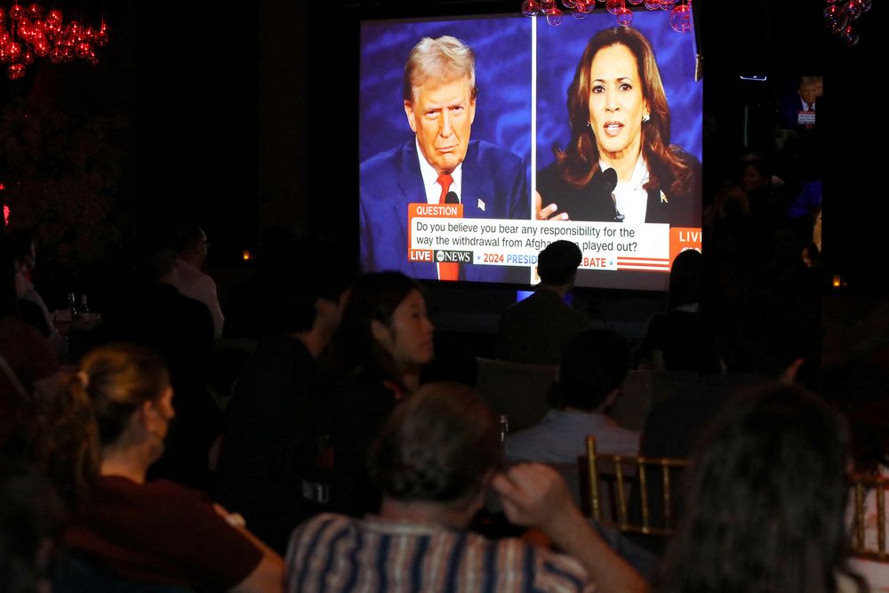 Espectadores miran el debate por TV en Nueva York