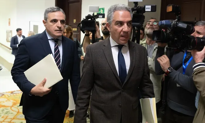 El diputado del PP Elías Bendodo (d) a su llegada a la mesa de la Comisión de Investigación por el ‘caso Koldo’.
