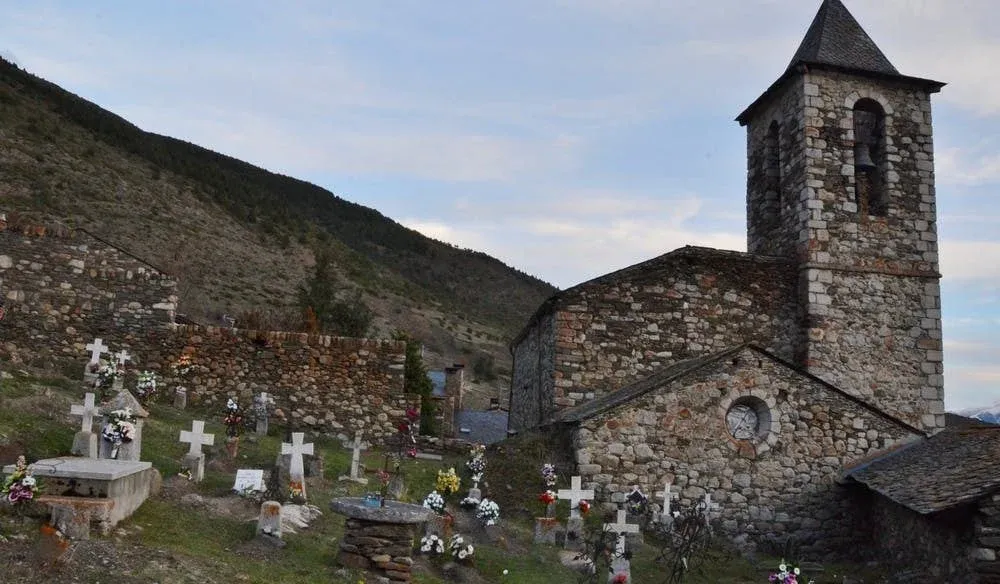Iglesia y cementerio de Sant Sadurní (Meranges, Girona)