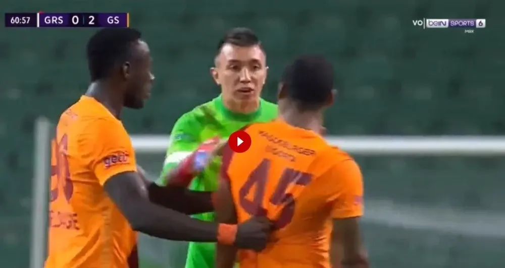 Fernando Muslera se dirige a su compañero Marcao luego de que este golpeara a otro jugador de Galatsaray