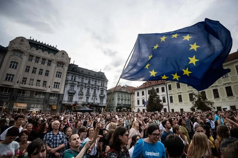 El 63% de los eslovacos no quiere que las personas de la comunidad LGBTQ tengan los mismos derechos que las personas heterosexuales.